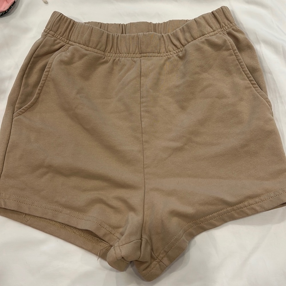 Cute beige shorts with pockets